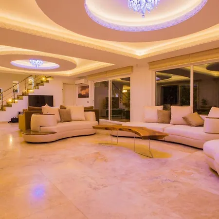 7 Bedroom Luxury Villa *