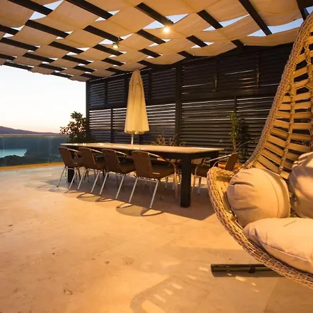 7 Bedroom Luxury Villa *